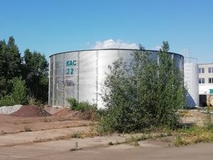 
	В даний час більшість с / г підприємств використовують у своїй діяльності рідкі добрива, такі як карбідно-аміачні суміші (КАС), аміачну воду, безводний аміак і рідкі азотні добрива. І нерідко постає питання про необхідність зберігання добрив, для того щоб в разі необхідності вони, що називається були &laquo;під рукою&raquo;. Склад зберігання КАС це одна або кілька ємностей з можливістю з'єднання між собою за типом сполучених посудин для швидкого і доступного забору необхідної кількості добрив.

	&nbsp;

	&nbsp;

	Сфера застосування:

	
		Фермерські господарства, агропромислові комплекси, оптова торгівля рідкими добривами.
	
		Основна перевага складу КАС - доступність добрив в будь-який час, незалежно від погодних умов, фінансових можливостей, динаміки цін, курсу долара.
	
		Один раз в сезон закупили і користуєтесь.


	Переваги резервуарів для зберігання КАС:

	
		Найвища якість мембрани дозволяє зберігати агресивні речовини, такі як КАС
	
		Для установки ємностей для КАС необхідні мінімальні загальнобудівельні роботи
	
		Ємності КАС в розібраному вигляді дуже компактні (ємністю 2000 м&sup3; перевозиться однією машиною)
	
		Ємності для КАС при необхідності можуть розбиратися і перевозитися для установки в інше місце
	
		Підйомна техніка для збирання ємностей для КАС не потрібна
	
		Ємності для КАС можуть встановлюватися підземно
	
		350 типорозмірів: від 18 до 4000 м&sup3; для наземних резервуарів, від 18 до 1219 м &sup3; - для підземних.
	
		У ємності можна встановлювати будь-яку обв'язку.
	
		Ємності можуть утеплятися пінополістиролом, комплектуватися системою підігріву.


	

	&nbsp;

	
		&nbsp;


	
		&nbsp;


